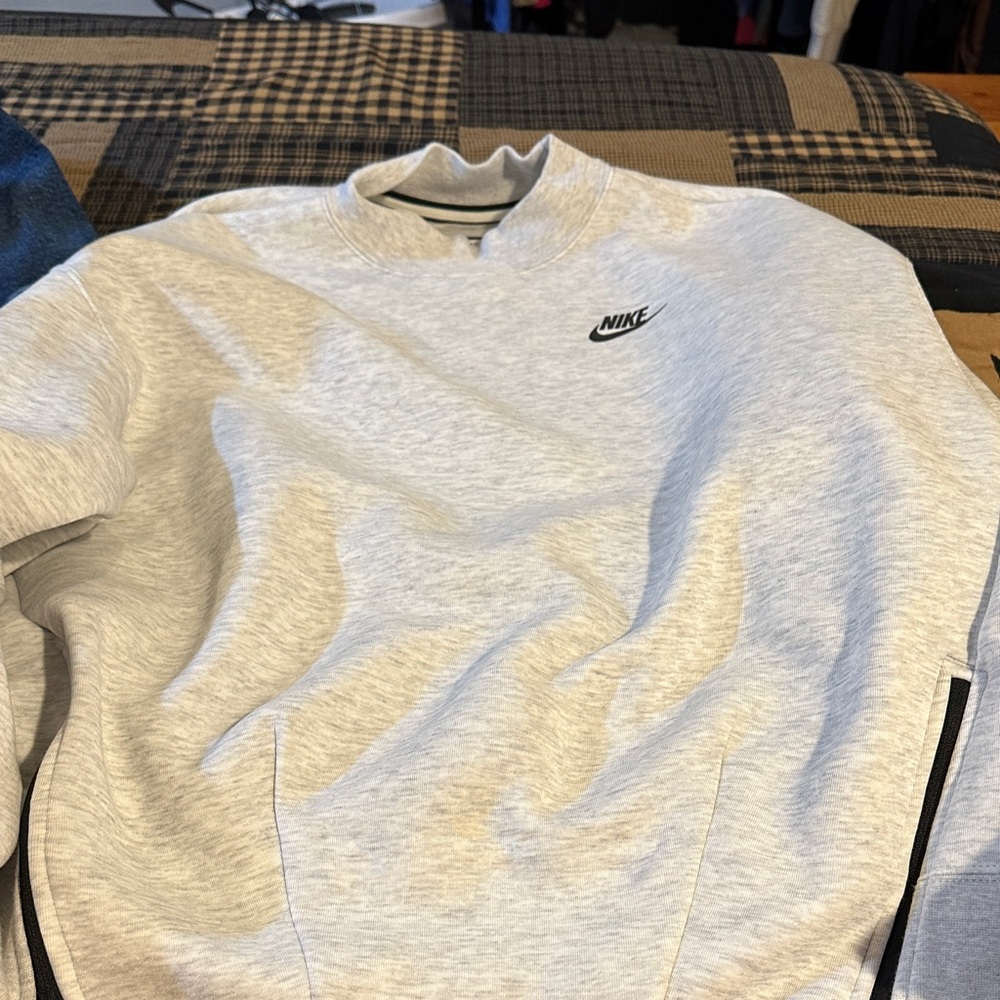 Nike Men's Light Gray Crewneck Sweater